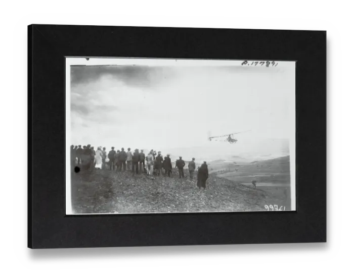 Impression encadrée : Les spectateurs regardent un planeur.
