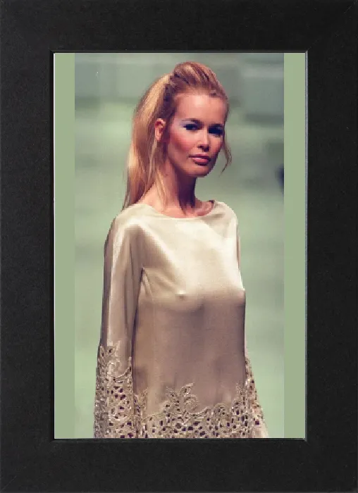 Impression encadrée : CLAUDIA SCHIFFER DÉFILE VALENTINO À PARIS Impression encadrée : CLAUDIA SCHIFFER DÉFILE VALENTINO À PARIS