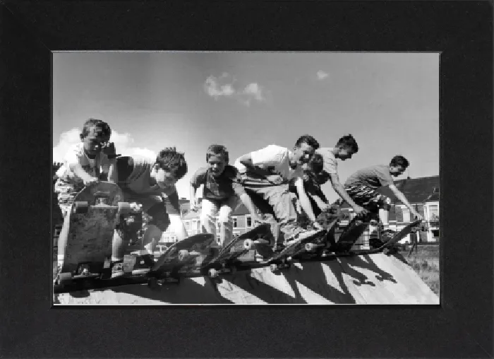 Impression encadrée : Certains skateurs préparent l'action sur la rampe le 17 août 1989. Impression encadrée : Certains skateurs préparent l'action sur la rampe le 17 août 1989.
