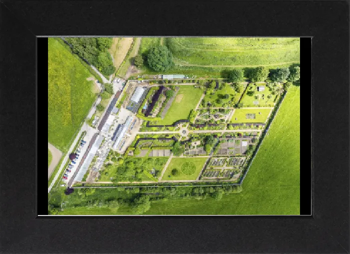 Impression encadrée : Château d'Helmsley depuis un drone, parc national des North York Moors. Impression encadrée : Château d'Helmsley depuis un drone, parc national des North York Moors.