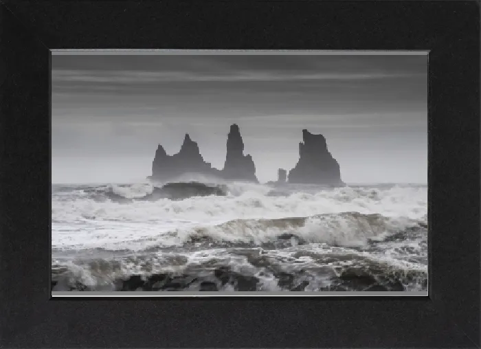 Impression encadrée : Tempête avec vagues puissantes, aiguilles rocheuses, Reynisdrangar Skessudrangur, Landdrangur et Langsamur, Vik i Myrdal, Suðurland. Impression encadrée : Tempête avec vagues puissantes, aiguilles rocheuses, Reynisdrangar Skessudrangur, Landdrangur et Langsamur, Vik i Myrdal, Suðurland.