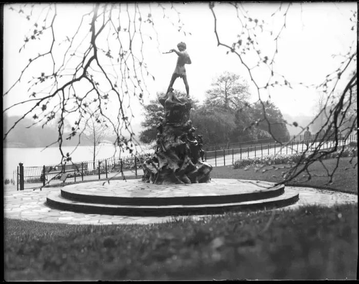 Impression encadrée : Statue de Peter Pan Impression encadrée : Statue de Peter Pan