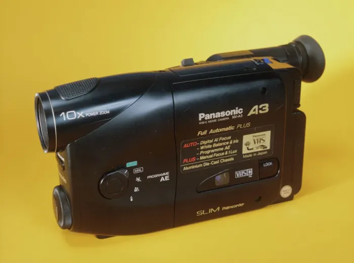 Impression encadrée : Camcorder. Caméscope analogique portable à main pour enregistrement de