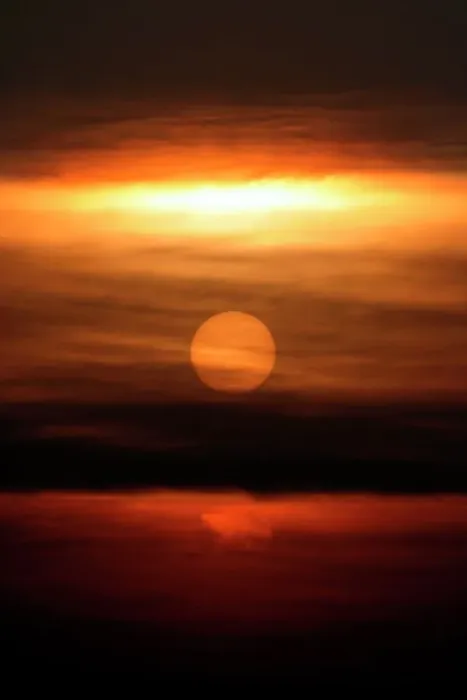 Impression encadrée : Sunset. Coucher du soleil derrière les nuages