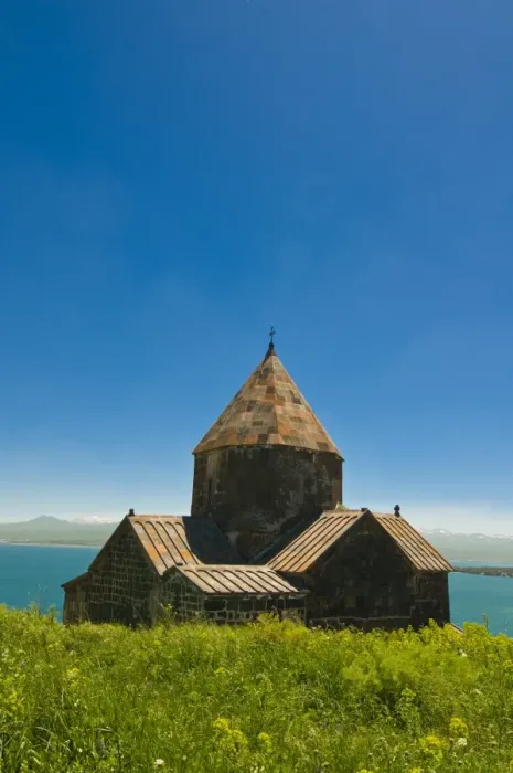 Impression encadrée : Le monastère de Sévanevant (Monastère de Sévan), situé au lac Séwan en Arménie dans la région du Caucase et l'Asie centrale