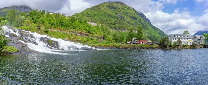 Impression encadrée : Vue de la cascade d'Hellesylt à Hellesylt, Sunnylvsfjorden, municipalité de Stranda, Norvège, Scandinavie, Europe. Impression encadrée : Vue de la cascade d'Hellesylt à Hellesylt, Sunnylvsfjorden, municipalité de Stranda, Norvège, Scandinavie, Europe.