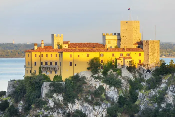 Impression encadrée : Le château de Duino à l'aube, Duino, province de Trieste, Frioul-Vénétie Julienne, Italie. Impression encadrée : Le château de Duino à l'aube, Duino, province de Trieste, Frioul-Vénétie Julienne, Italie.
