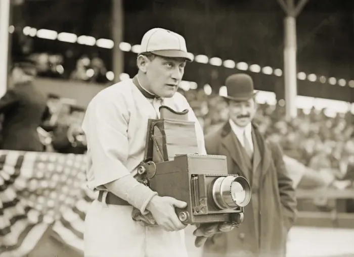 Impression encadrée : LE BASEBALL : LA CAMÉRA, c1911. Herman A. Germany Schaefer, joueur de baseball pour les Washington Senators, utilisant une caméra, New York. Photographie, c1911 Impression encadrée : LE BASEBALL : LA CAMÉRA, c1911. Herman A. Germany Schaefer, joueur de baseball pour les Washington Senators, utilisant une caméra, New York. Photographie, c1911
