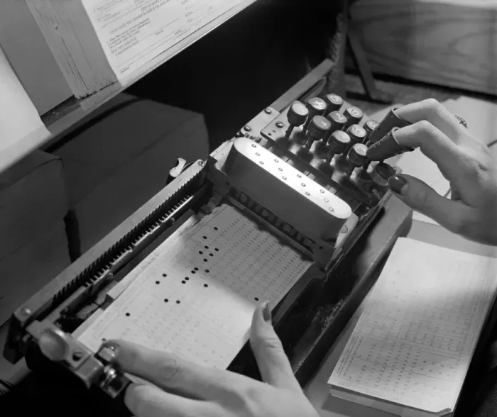 Impression encadrée : MACHINE DE TABULATION, c1940. Une machine de tabulation, utilisée pour le traitement des données du recensement.