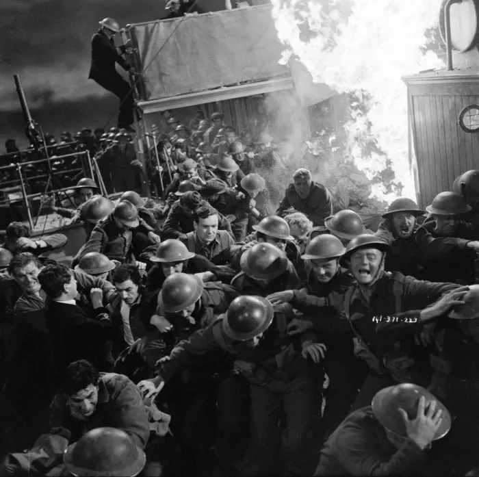 Impression encadrée : En tournant une séquence d'explosion.