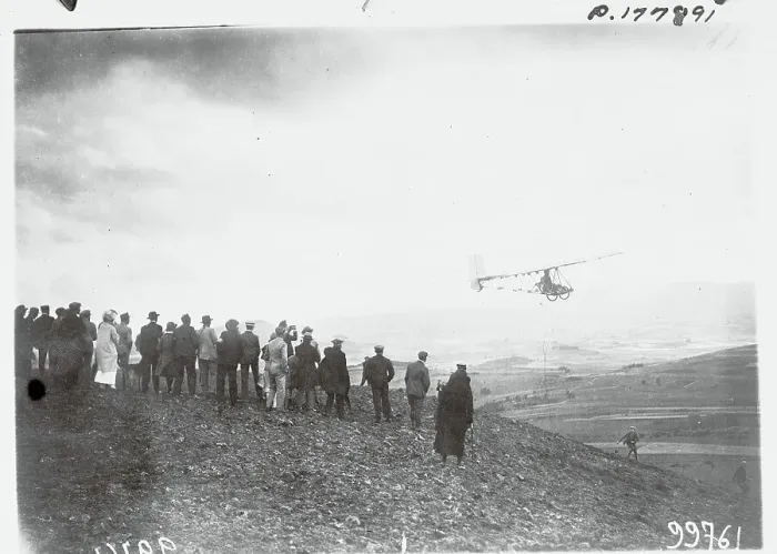 Impression encadrée : Les spectateurs regardent un planeur.