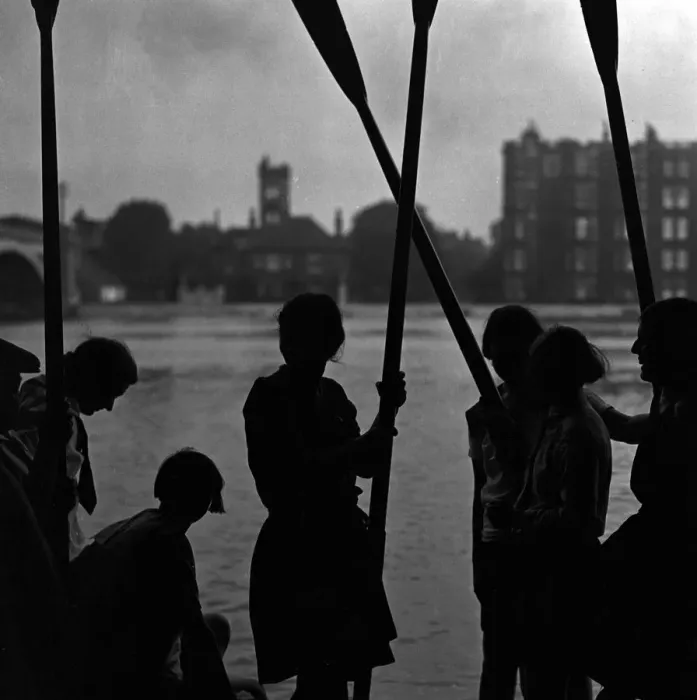 Impression encadrée : Stranded. 14 octobre 1931 : Les filles de rame sont échouées par les marées