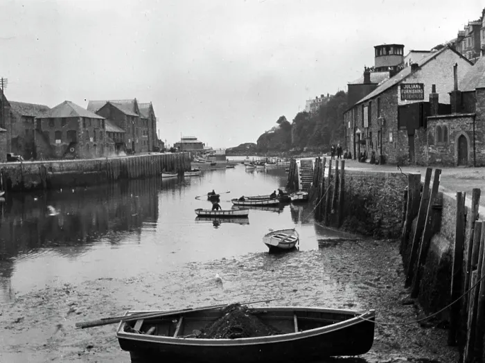 Impression encadrée : La rivière, Looe, Cornouailles. Vers 1920. Impression encadrée : La rivière, Looe, Cornouailles. Vers 1920.