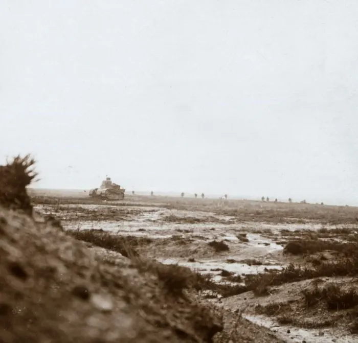 Impression encadrée : 'Avancé avec chars, c1914-c1918'. Impression encadrée : 'Avancé avec chars, c1914-c1918'.