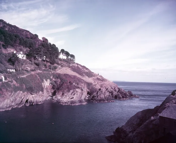 Impression encadrée : Falaises à Polperro, Cornouailles, c1955. Créateur : Arthur Charles Kirby Ware Impression encadrée : Falaises à Polperro, Cornouailles, c1955. Créateur : Arthur Charles Kirby Ware