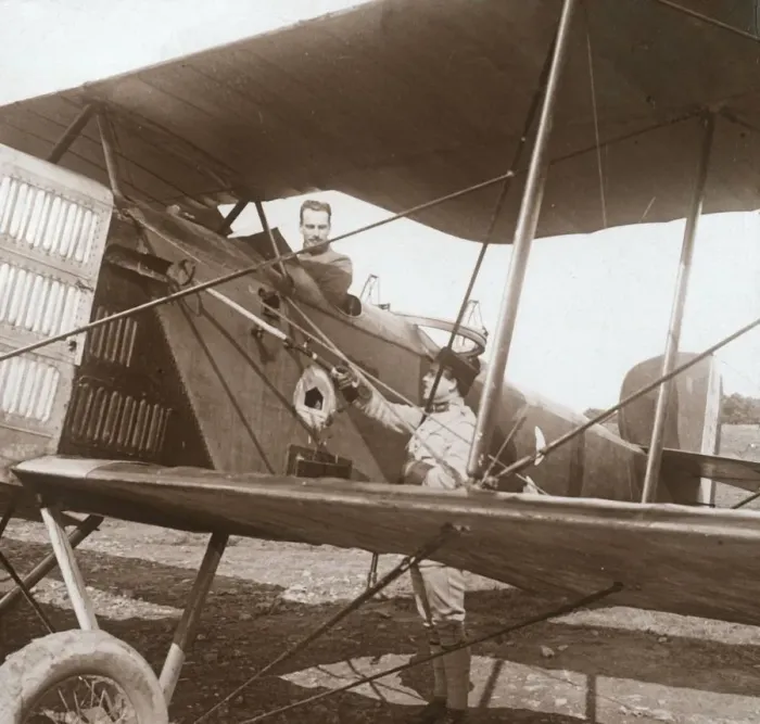Impression encadrée : Pilote en biplan, c1914-c1918. Impression encadrée : Pilote en biplan, c1914-c1918.
