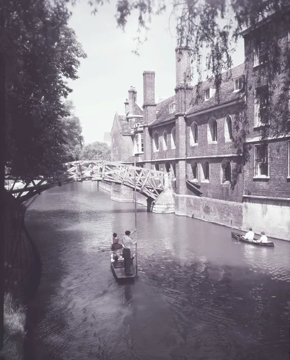 Impression encadrée : La Backs à Cambridge, c1955. La Backs est une zone pittoresque où plusieurs collèges de l'Université de Cambridge donnent sur la rivière Cam, leurs jardins couvrant les deux rives du fleuve. Le Mathematical Bridge (aussi appelé le Pont en bois ou le Pont Queen) est un pont piétonnier en bois classé qui relie deux parties du Queens College. Impression encadrée : La Backs à Cambridge, c1955. La Backs est une zone pittoresque où plusieurs collèges de l'Université de Cambridge donnent sur la rivière Cam, leurs jardins couvrant les deux rives du fleuve. Le Mathematical Bridge (aussi appelé le Pont en bois ou le Pont Queen) est un pont piétonnier en bois classé qui relie deux parties du Queens College.