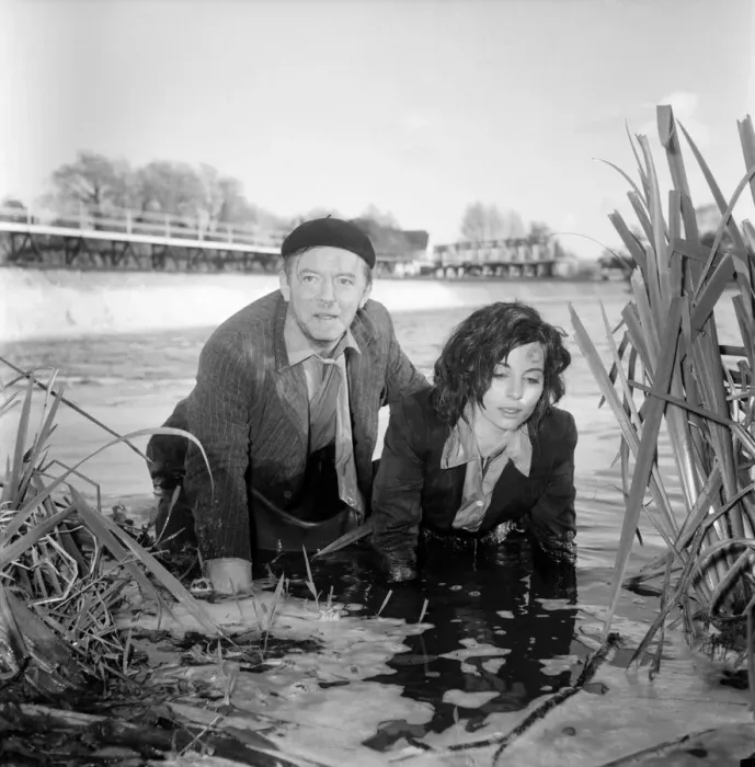 Impression encadrée : Divertissement : Programmes de télévision : Tourner la chasse à l'homme. Impression encadrée : Divertissement : Programmes de télévision : Tourner la chasse à l'homme.