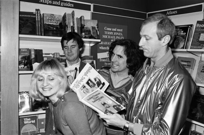 Impression encadrée : Trois des membres du groupe de comédie Monty Python, Michael Palin, Terry Jones et Graham Chapman.