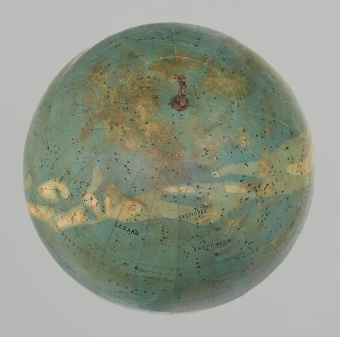 Impression encadrée : Un globe céleste représentant le ciel, du début du 20e siècle, spécifiquement daté de 1900. Impression encadrée : Un globe céleste représentant le ciel, du début du 20e siècle, spécifiquement daté de 1900.