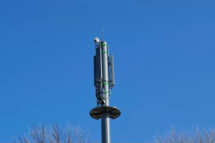 Impression encadrée : La technologie, les constructions, l'électronique et les réseaux de concept mobile : antennes sectorielles pour les stations de base des téléphones portables. Impression encadrée : La technologie, les constructions, l'électronique et les réseaux de concept mobile : antennes sectorielles pour les stations de base des téléphones portables.