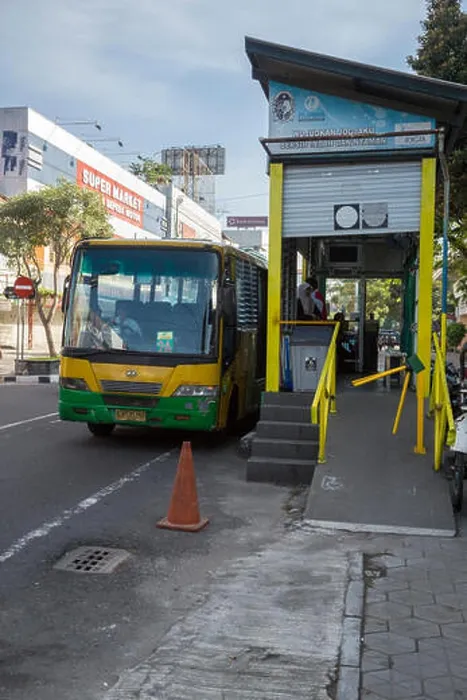 Impression encadrée : Yogyakarta, Java, Indonésie. Arrêt de bus, rue Jalan Pangeran Mangkubumi. Impression encadrée : Yogyakarta, Java, Indonésie. Arrêt de bus, rue Jalan Pangeran Mangkubumi.