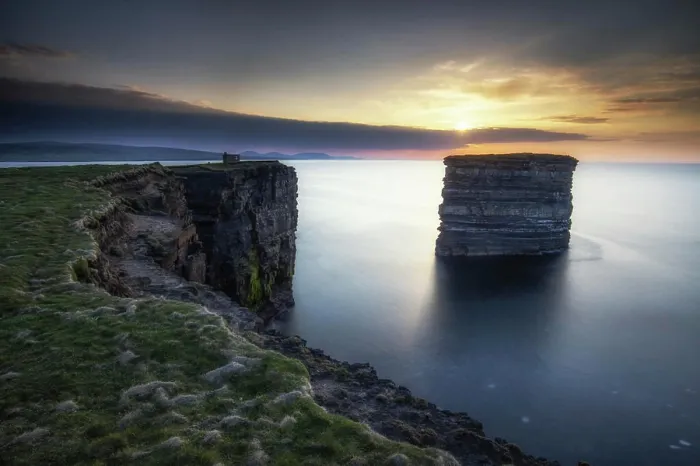 Impression encadrée : Cliffs de Downpatrick Head et Dun Briste, stacks côtiers au coucher du soleil. Impression encadrée : Cliffs de Downpatrick Head et Dun Briste, stacks côtiers au coucher du soleil.