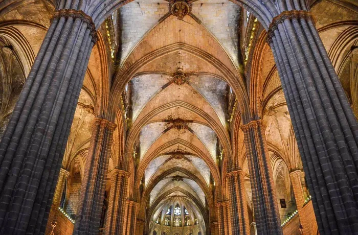 Impression encadrée : Vue intérieure à angle bas de la voûte, Cathédrale du Saint-Sauveur et Sainte-Eulalie, Barcelone, Catalogne, Espagne. Impression encadrée : Vue intérieure à angle bas de la voûte, Cathédrale du Saint-Sauveur et Sainte-Eulalie, Barcelone, Catalogne, Espagne.