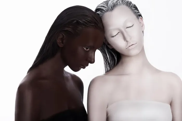 Impression encadrée : Concept multiracial multiculturel. Ethnie. Femmes de couleurs brunes et blanches. Dévotion