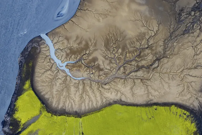 Impression encadrée : Structures abstraites dans le lit du fleuve.