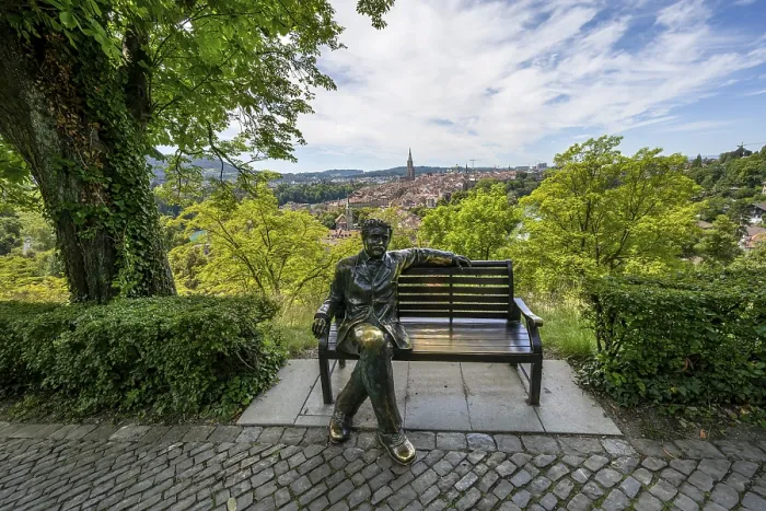 Impression encadrée : Albert Einstein assis sur un banc.