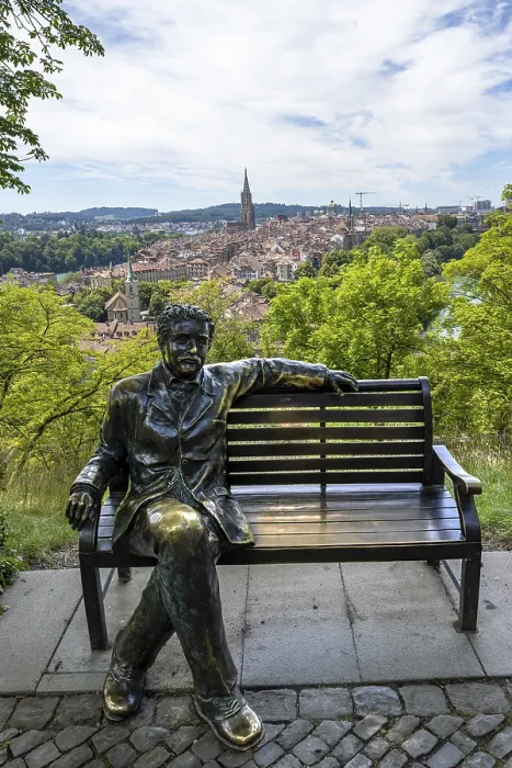 Impression encadrée : Albert Einstein assis sur un banc. Impression encadrée : Albert Einstein assis sur un banc.