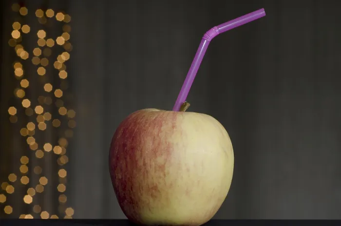 Impression encadrée : Pomme avec paille. Impression encadrée : Pomme avec paille.