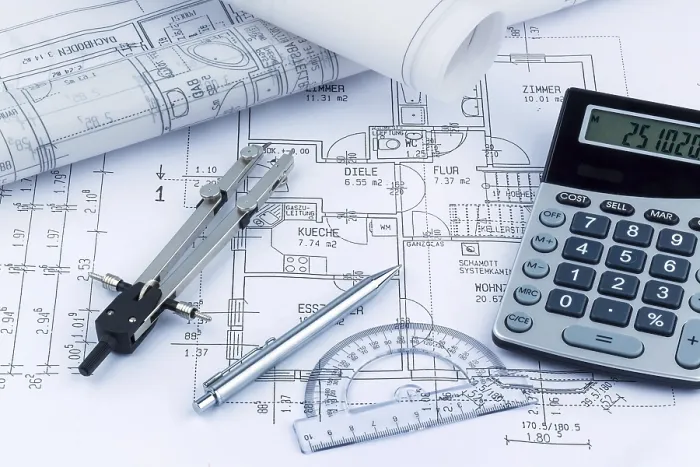 Impression encadrée : Un plan de construction d'architecte avec un calculatrice. Impression encadrée : Un plan de construction d'architecte avec un calculatrice.