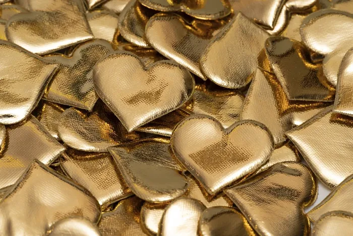 Impression encadrée : Un ensemble d'objets en forme de cœur, dorés, symbolisant l'amour et l'affection. Impression encadrée : Un ensemble d'objets en forme de cœur, dorés, symbolisant l'amour et l'affection.