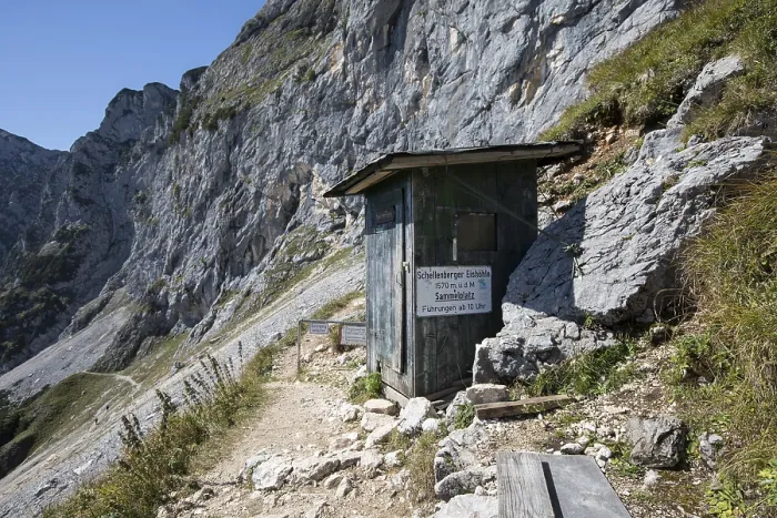 Impression encadrée : Point de rassemblement devant la grotte de glace Schellenberg.