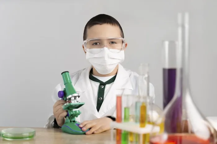 Impression encadrée : Laboratoire d'enfant avec microscope.