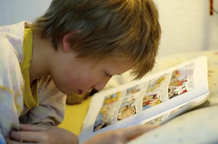 Impression encadrée : L'enfant lisant dans son lit.