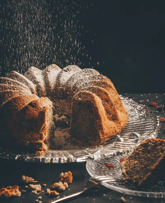 Impression encadrée : Gâteau avec un sucre qui tombe.