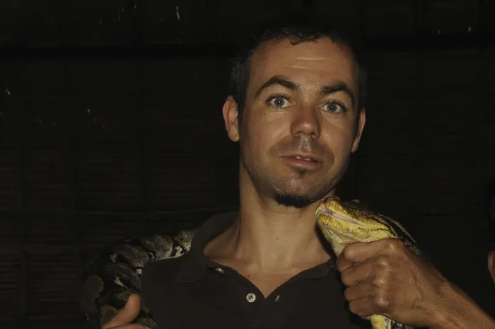 Impression encadrée : Homme avec python reticulé (Python reticulé) Impression encadrée : Homme avec python reticulé (Python reticulé)