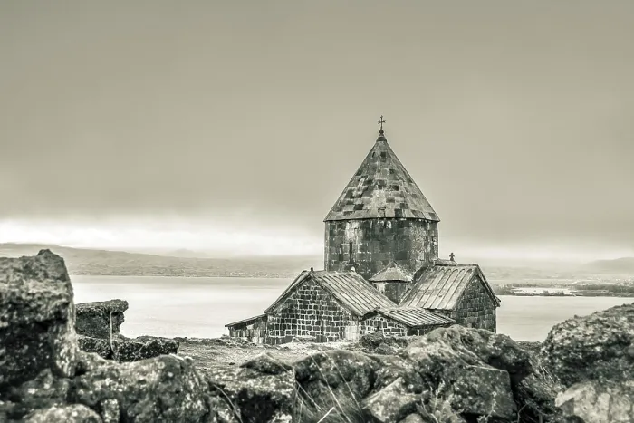 Impression encadrée : Vue rapprochée du complexe monastique Sevanavank avec panorama du lac Sévan. Impression encadrée : Vue rapprochée du complexe monastique Sevanavank avec panorama du lac Sévan.