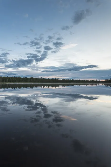 Impression encadrée : Réflexion de nuage dans un lac forestier.