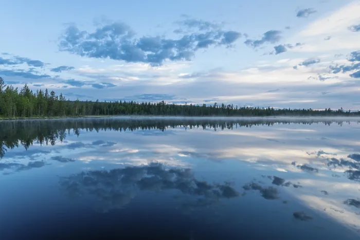 Impression encadrée : Réflexion de nuage dans un lac forestier.