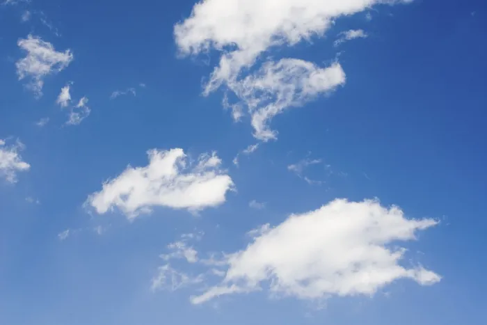 Impression encadrée : Nuages dans un ciel bleu