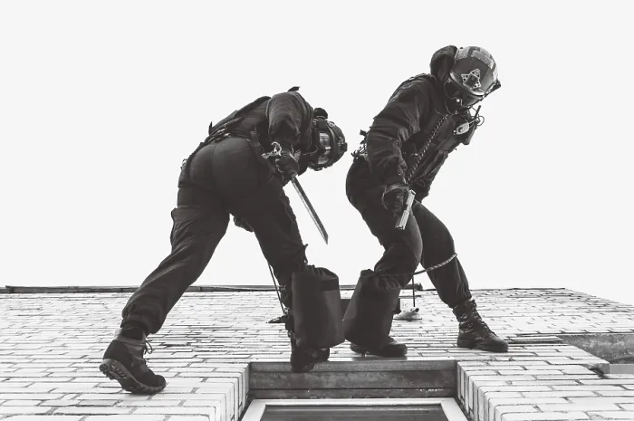 Impression encadrée : Deux commandos s'entraînent à la base. Impression encadrée : Deux commandos s'entraînent à la base.