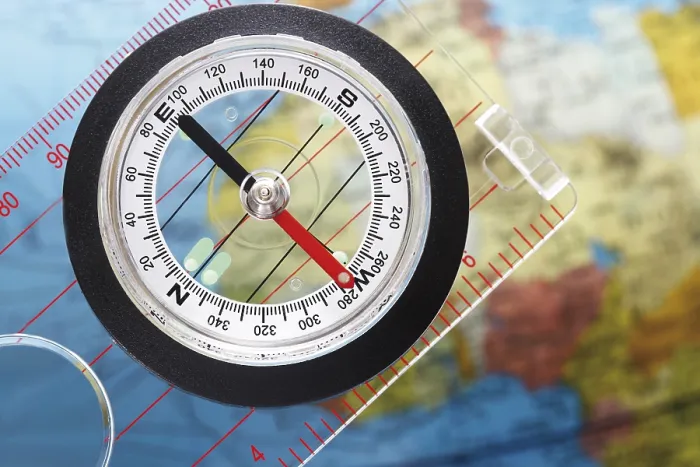 Impression encadrée : Compass sur globe. Impression encadrée : Compass sur globe.