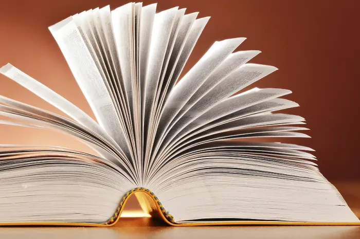 Impression encadrée : Composition avec un livre sur la table.