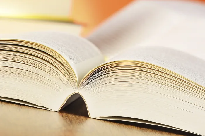 Impression encadrée : Composition avec des livres sur la table.