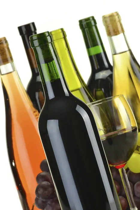 Impression encadrée : Bouteilles de vin de différentes sortes.
