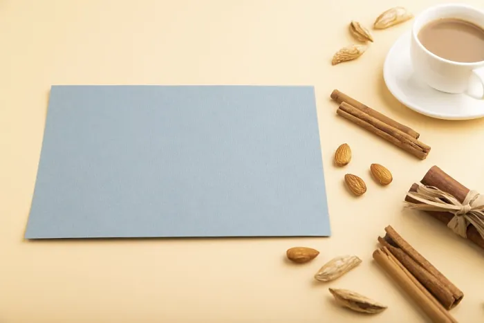 Impression encadrée : Composition avec feuille de papier grise.